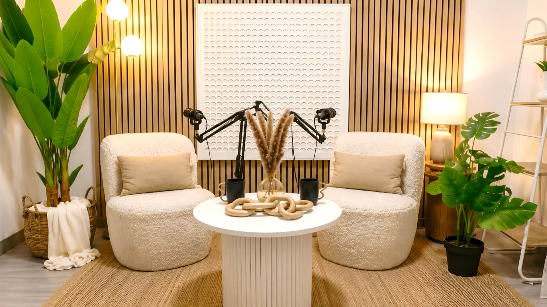 Le Cosy Lounge — Bois lamellé, plante bananier, fauteuil bouclé.