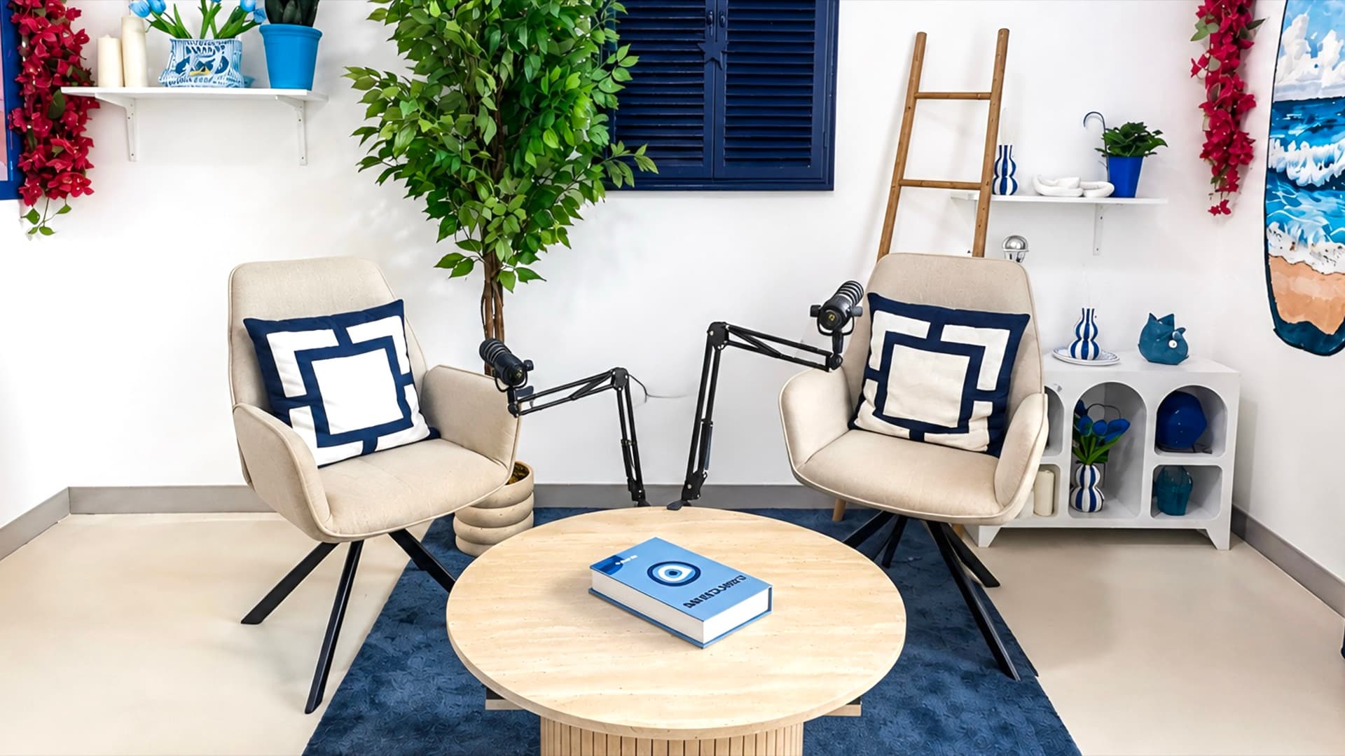 Mykonos Studio — Arche bleue, bougainvillier, blanc lumineux.