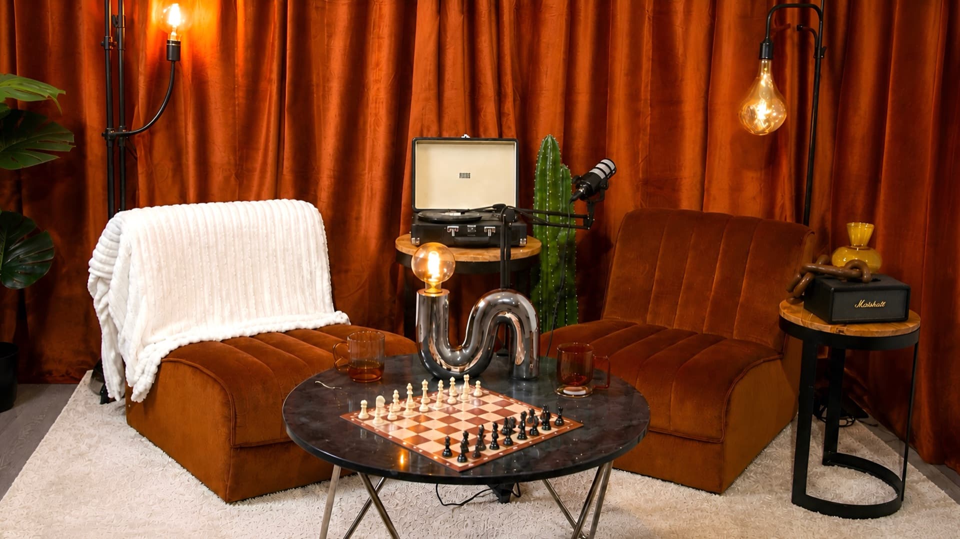 Le Seventies — Velours orange, tourne-disque, filament bulbs.